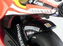 30052VR Kyosho - 1/18 EP Motorcycle MINI-Z MC-01 2.4GHz DUCATI DESMOSEDICI GP11 No.46 7 30052VR Kyosho - 1/18 EP Motorcycle MINI-Z MC-01 2.4GHz DUCATI DESMOSEDICI GP11 No.46 - Image 5