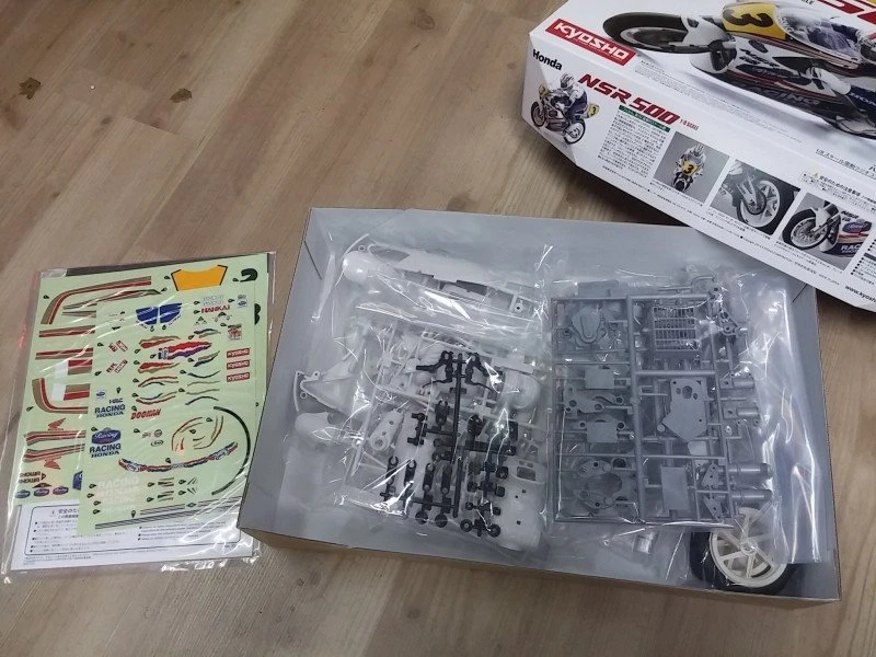 3023 Kyosho - 1/8 SCALE EP MOTORCYCLES HANGING ON RACER - HONDA NSR500 4 3023 Kyosho - 1/8 SCALE EP MOTORCYCLES HANGING ON RACER - HONDA NSR500 - Image 2