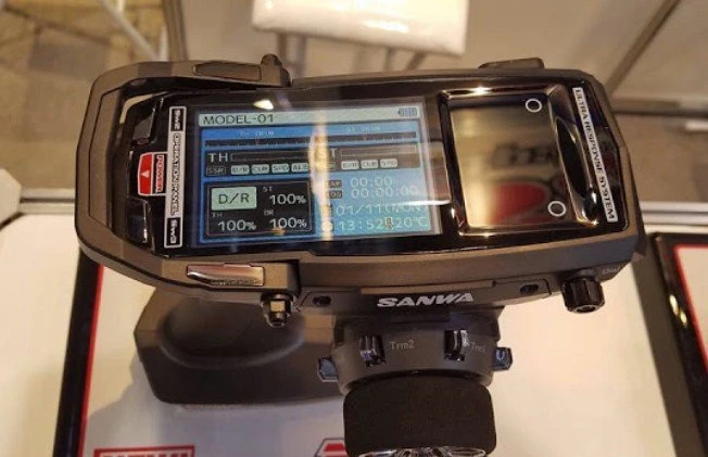 M17 Sanwa 4-Channel 2.4G Radio System Tx + RX491 X 2 + LP1-2500 (FH5/4/3) 5 M17 Sanwa 4-Channel 2.4G Radio System Tx + RX491 X 2 + LP1-2500 (FH5/4/3) - Image 3